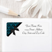 Étiquette Bow en ruban noir et bleu Damas (En situation)