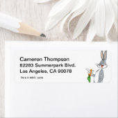 Étiquette BUGS BUNNY™ Avec Carotte (En situation)