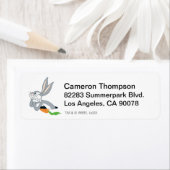 Étiquette BUGS BUNNY™ avec Carotte (En situation)