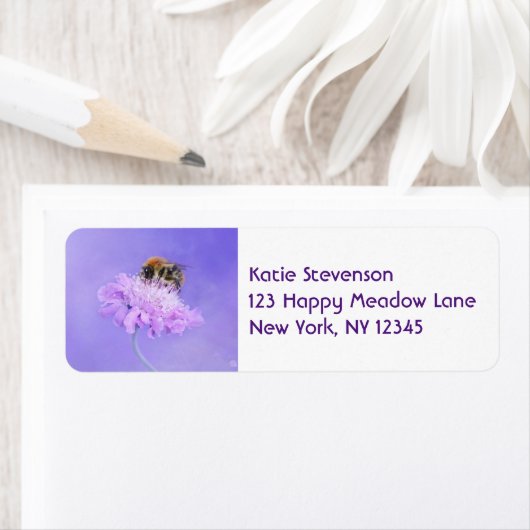 Étiquette Bumble Bee perché sur une fleur violette (En situation)