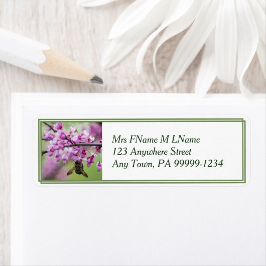 Étiquette Bumblebee sur Redbud Blossoms (En situation)