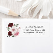 Étiquette Burgundy & Blush Pink Floral Adresse de retour (En situation)