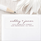 Étiquette Burgundy Elegant Script Mariage Adresse de retour (En situation)