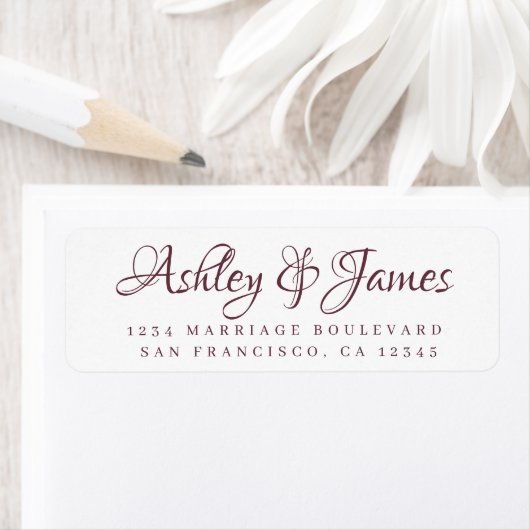 Étiquette Burgundy Elegant Script Mariage Adresse de retour (En situation)