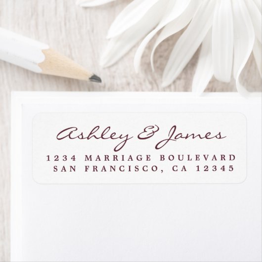 Étiquette Burgundy Elegant Script Mariage Adresse de retour (En situation)