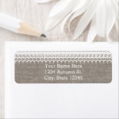 Étiquette Burlap rustique et Faire-part de mariage de dentel (En situation)