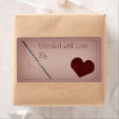 Étiquette cadeau à coudre rose "avec amour" (En situation)