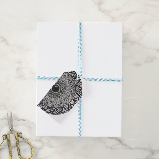 étiquette cadeau avec art mandala monochrome (Avec de laficelle)