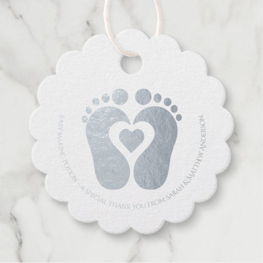 Étiquette-cadeau Bébé mignon faisant potion petits pieds (Devant)