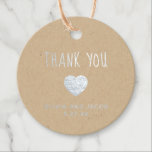 Étiquette-cadeau Coeur argenté | Merci Mariage simple<br><div class="desc">Ces étiquettes de remerciement pour mariage ou douche nuptiale mignonne et tendance sont dotées d'un coeur en feuille d'argent et d'un texte manuscrit moderne qui dit "merci",  avec place pour vos noms et date mariage,  sur papier kraft. Le dos a de la place pour un message personnel.</div>