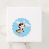 Étiquette cadeau de fille souriante avec papillons (En situation)