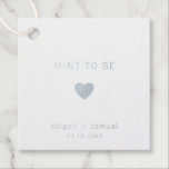 Étiquette-cadeau La Mention Pour Être Un Mariage Silver Moderne<br><div class="desc">Des étiquettes modernes et élégantes pour le mariage avec un design minimal avec le message, "Mint To Be" avec un coeur, vos noms et la date ci-dessous. Tous les éléments de conception sont en véritable feuille d'argent sur un arrière - plan blanc. Ces étiquettes simples et contemporaines sont parfaites pour...</div>