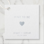 Étiquette-cadeau La Mention Pour Être Un Mariage Silver Moderne<br><div class="desc">Des étiquettes modernes et élégantes pour le mariage avec un design minimal avec le message, "Mint To Be" avec un coeur, vos noms et la date ci-dessous. Tous les éléments de conception sont en véritable feuille d'argent sur un arrière - plan blanc. Ces étiquettes simples et contemporaines sont parfaites pour...</div>