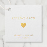 Étiquette-cadeau Laisser l'amour grandir Mariage Gold moderne<br><div class="desc">Des étiquettes modernes et élégantes pour le mariage avec un design minimal avec le message "Let Love Grow" avec un coeur, vos noms et la date ci-dessous. Tous les éléments de conception sont en véritable feuille d'or sur un arrière - plan blanc. Ces étiquettes simples et contemporaines sont parfaites pour...</div>
