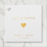 Étiquette-cadeau L'Amour Est Poppin Moderne Mariage Or<br><div class="desc">Des étiquettes modernes et élégantes pour le mariage avec un design minimal avec le message "L'amour est Poppin" avec un coeur, vos noms et la date ci-dessous. Tous les éléments de conception sont en véritable feuille d'or sur un arrière - plan blanc. Ces étiquettes simples et contemporaines sont parfaites pour...</div>