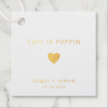 Étiquette-cadeau L'Amour Est Poppin Moderne Mariage Or<br><div class="desc">Des étiquettes modernes et élégantes pour le mariage avec un design minimal avec le message "L'amour est Poppin" avec un coeur, vos noms et la date ci-dessous. Tous les éléments de conception sont en véritable feuille d'or sur un arrière - plan blanc. Ces étiquettes simples et contemporaines sont parfaites pour...</div>