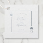 Étiquette-cadeau Mariage carte à jouer monogramme argent<br><div class="desc">Célébrez dans le style avec ces étiquettes de faveur de mariage élégantes et très tendance en véritable feuille d'argent. Ce design est facile à personnaliser avec le texte de votre événement spécial et vos invités seront ravis lorsqu'ils verront ces étiquettes fabuleuses.</div>