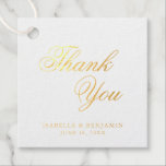 Étiquette-cadeau Mariage classique élégant<br><div class="desc">Elégante typographie marnois tags avec un design simple avec le message, "Merci" en calligraphie et vos noms et date ci-dessous. Tous les éléments de conception sont en véritable feuille d'or sur un arrière - plan blanc. Ces étiquettes fantaisistes sont idéales pour un mariage formel et ajoutent une touche classieuse à...</div>
