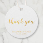 Étiquette-cadeau Mariage Merci simple Gold Foil<br><div class="desc">Basique mais élégante marque de mariage avec un design simple avec le message, "merci" dans une police de script, et votre nom et votre date dans une police serif. Tous les éléments de conception sont en véritable feuille d'or sur un arrière - plan blanc. Ces étiquettes design et chic sont...</div>