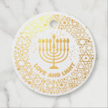 Étiquette-cadeau Menorah Hannukah<br><div class="desc">Célébrez huit jours et huit nuits du Festival des lumières avec des cartes Hanoukka et des cadeaux. La fête des lumières est ici. Allumez la menorah, jouez avec le dreidel et festoyez sur les latkes et les sufganiyots. Célébrez l'esprit d'Hanoukka avec vos amis, votre famille et vos proches en leur...</div>