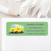 Étiquette Caricature du bus scolaire jaune joyeux (En situation)