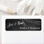 Étiquette Chalkboard, Chaînes Lumière Blanche Aimer & Merci<br><div class="desc">Ce design sophistiqué mais décontracté est parfait pour un mariage décontracté. Avec un arrière - plan de tableau noir subtilement rayé et une chaîne d'accents de lumière blanche scintillants, j'ai combiné une police de script élégante de ma collection pour rendre graphique représentant les mots "amour & merci". Vos données personnelles...</div>