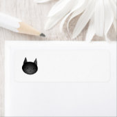 Étiquette Chat. Joli chaton noir. (En situation)