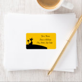 Étiquette Chat noir cool sur noir & jaune Personnaliser (En situation)