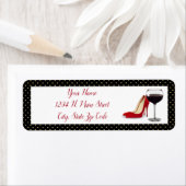 Étiquette Chaussures Rouges Et Vin Rouge (En situation)