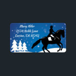 Étiquette Cheval de Noël Dressage hiver<br><div class="desc">Une belle scène hivernale avec Père Noël volant avec son renne dans le ciel tandis qu'un joli cheval de dressage se produit au-dessus du salut "Joyeux Noël". Si vous aimez ce design,  s'il vous plaît consulter mon magasin Patty's Pet Art pour plus de motifs équestres.</div>
