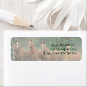 Étiquette Chevaux Brown de châtaignes de baie en champ avec  (En situation)