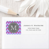 Étiquette Chevron bleu violet rose monogramme (En situation)