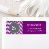 Étiquette Chevron Zigzag pour un monogramme blanc violet uni (En situation)