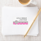 Étiquette Chic Chevron Monogramme | fuschia (En situation)