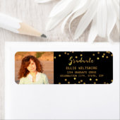 Étiquette Chic Graduation Photo Faux Gold Foil Confetti (En situation)