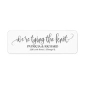 Étiquette Chic Script Nous Nous Marions Adresse de Retour (Devant)