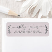 Étiquette Chic Script Pastel Purple Mariage Adresse de retou (En situation)