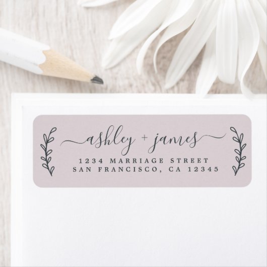 Étiquette Chic Script Pastel Purple Mariage Adresse de retou (En situation)