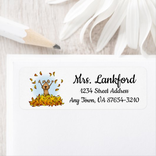 Étiquette Chien Jouant dans un seau de feuilles d'automne - (En situation)