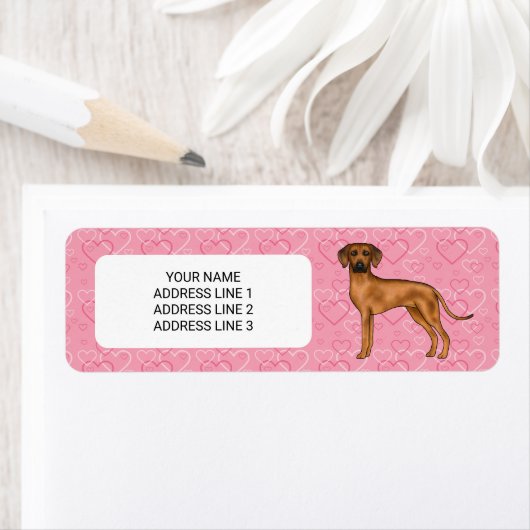 Étiquette Chien Rhodesian Ridgeback sur cœurs roses avec tex (En situation)