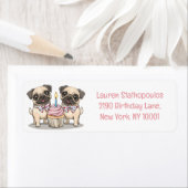 Étiquette Chiens Carlins d'anniversaire Cupcake (En situation)