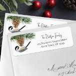 Étiquette Christmas Chickadee Pinecone Adresse de retour<br><div class="desc">Cette étiquette d'adresse de retour de vacances présente un mignon poulet perché à l'envers sur une pinecone. *Si vous souhaitez modifier la conception ou que vous souhaitez la concevoir sur d'autres produits,  veuillez me contacter par l'intermédiaire de Zazzle Conversation.</div>