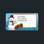 Étiquette Christmas Snowman<br><div class="desc">Un mignon bonhomme de neige portant un casquette et une écharpe et orné d'ornements de Noël se tient à côté d'une pile de cadeaux de Noël. Adorable étiquette de adresse de vacances pour vos cartes de Noël.</div>