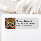 Étiquette Clan Carnegie Crest sur la robe Tartan (En situation)