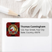 Étiquette Clan Cunningham Crest sur Tartan (En situation)