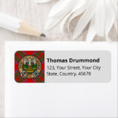 Étiquette Clan Drummond Crest sur Tartan (En situation)