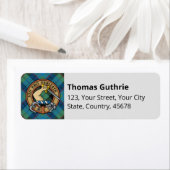 Étiquette Clan Guthrie Crest sur Tartan (En situation)