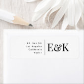 Étiquette Classic Bold Big Monogram Elegant Adresse de retou (En situation)