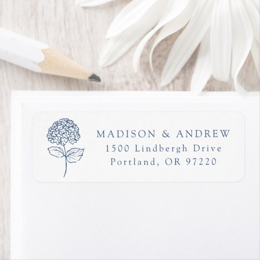 Étiquette Classic Navy Hydrangea Wedding Return Address (En situation)