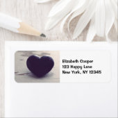 Étiquette Coeur de pierre violet à l'âme sur une plage de sa (En situation)